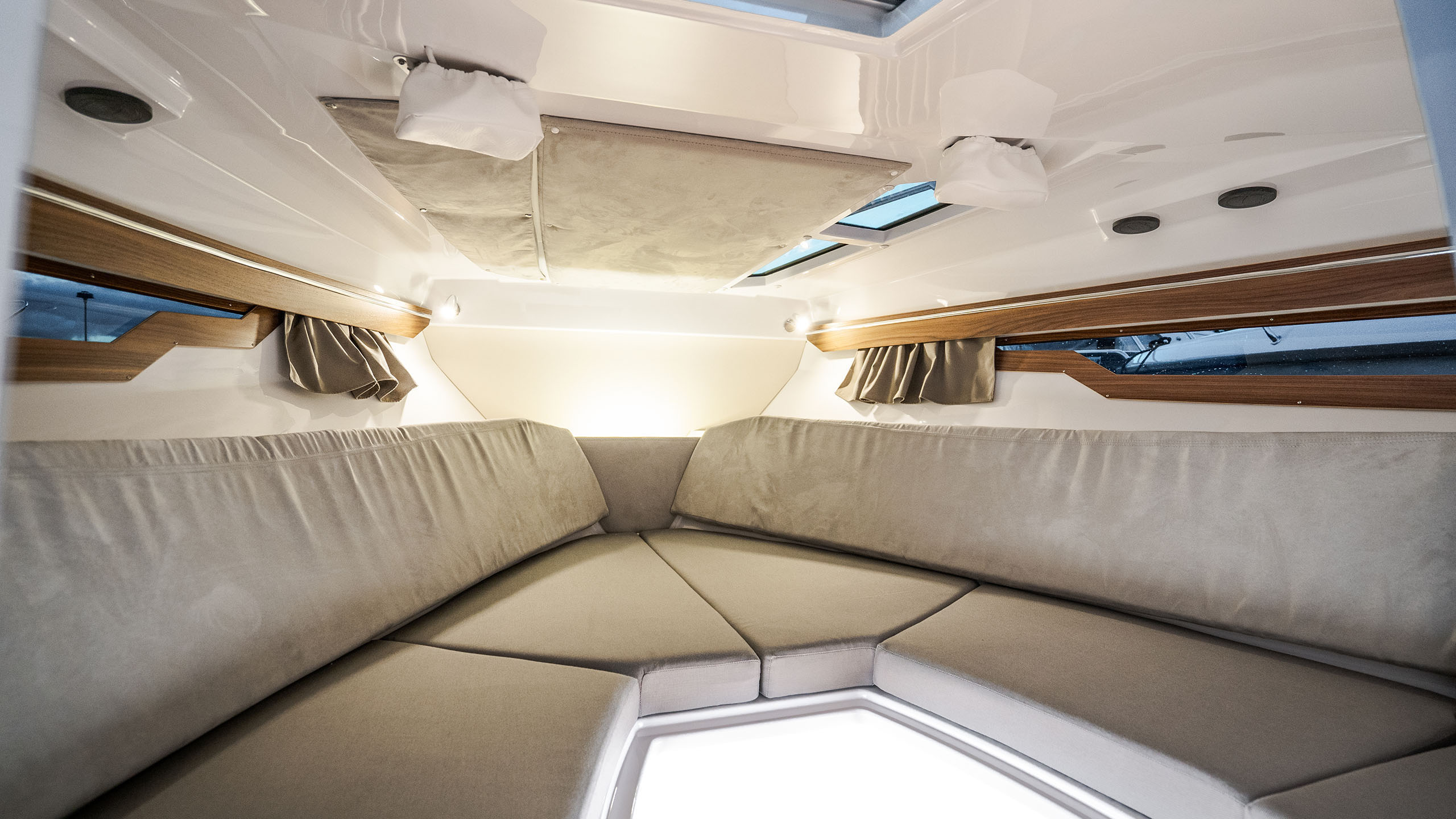 Flipper 800 DC - Bow Cabin - 1