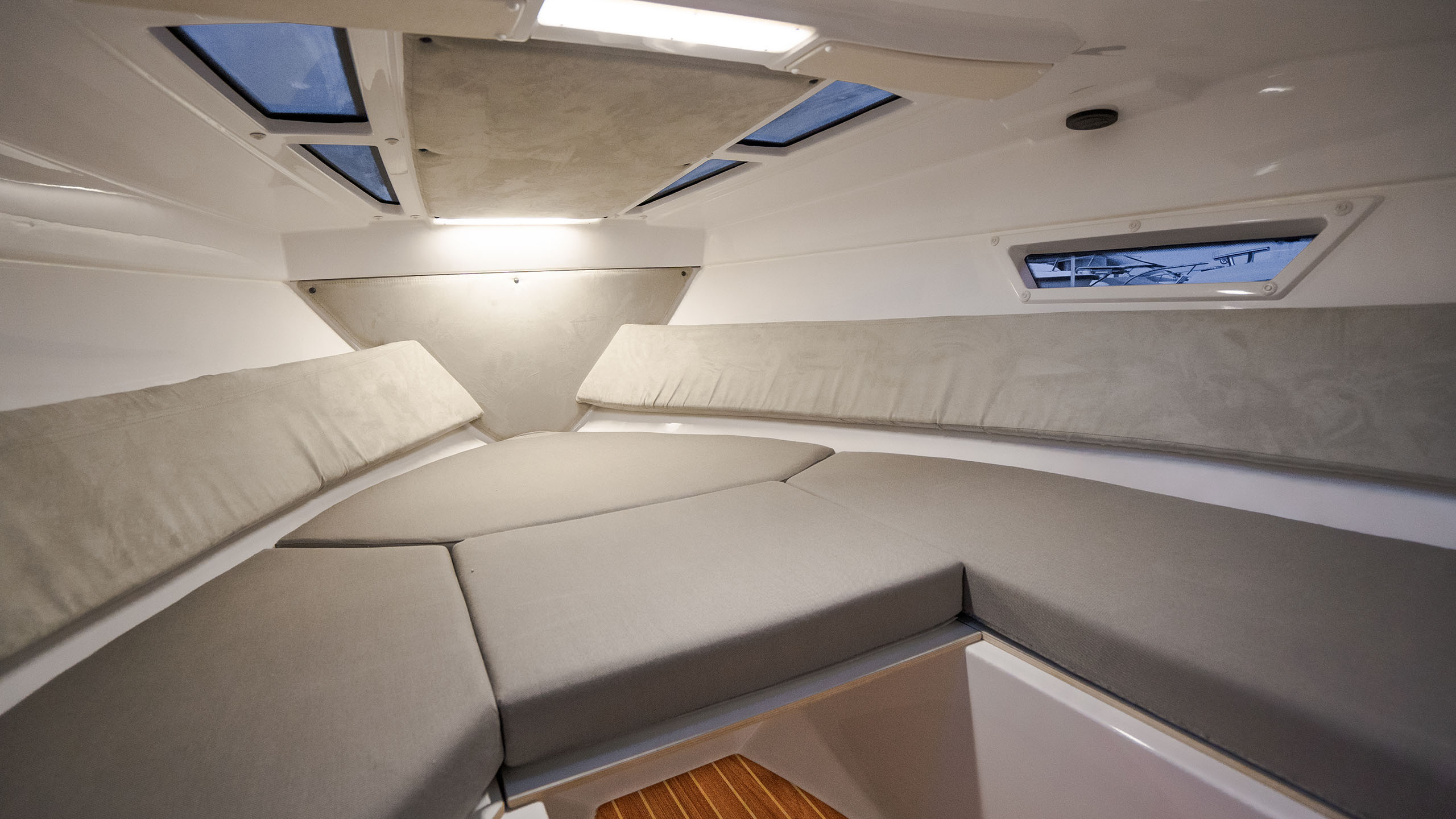 Flipper 700 DC - Bow Cabin